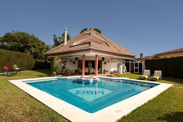 Swimming pool of House or chalet for sale in Estepona  with Air Conditioner, Private garden and Swimming Pool