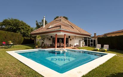 Swimming pool of House or chalet for sale in Estepona  with Air Conditioner, Private garden and Swimming Pool