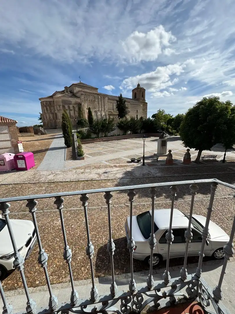 Vista exterior de Casa o xalet en venda en Madrigal de las Altas Torres amb Calefacció
