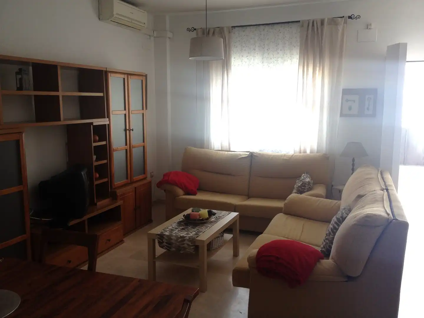Sala de estar de Casa adosada en venta en Villafranca de Córdoba con Aire acondicionado, Piscina y Amueblado