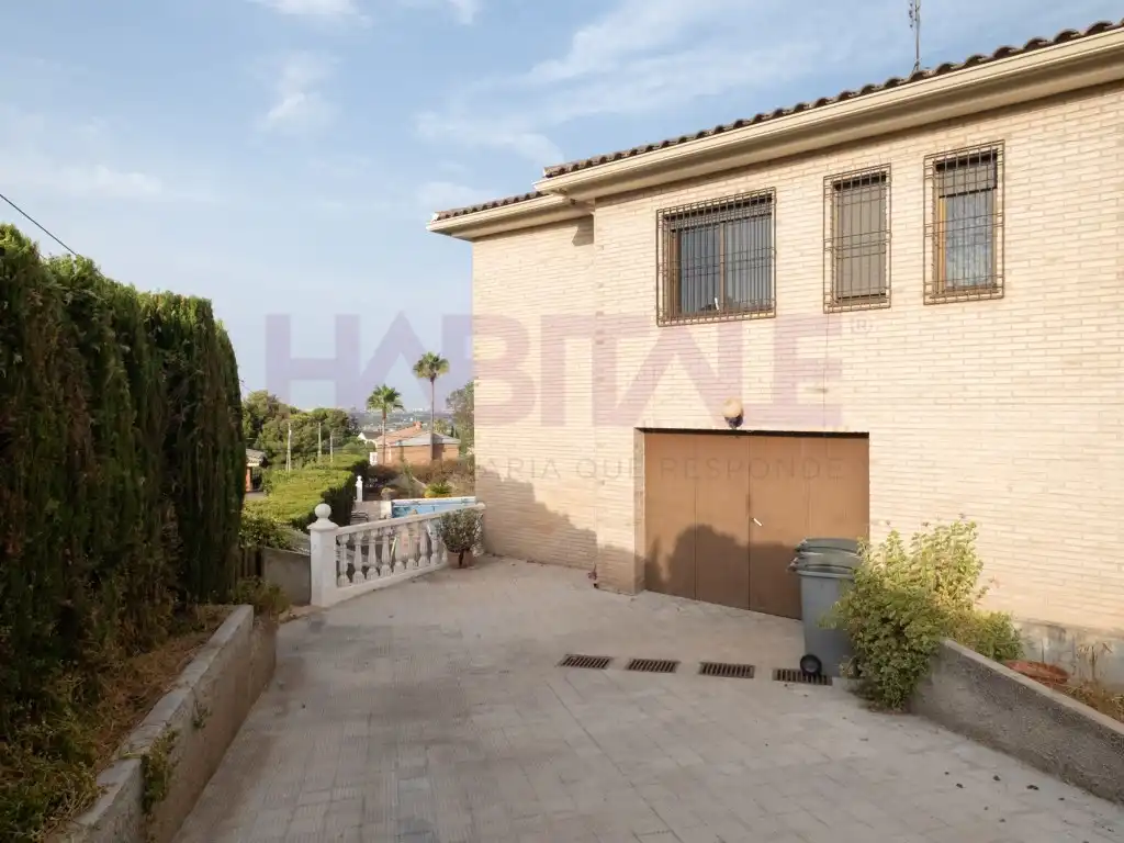 Exterior view of Houses for sale in Chiva  with Air Conditioner, Heating and Furnished