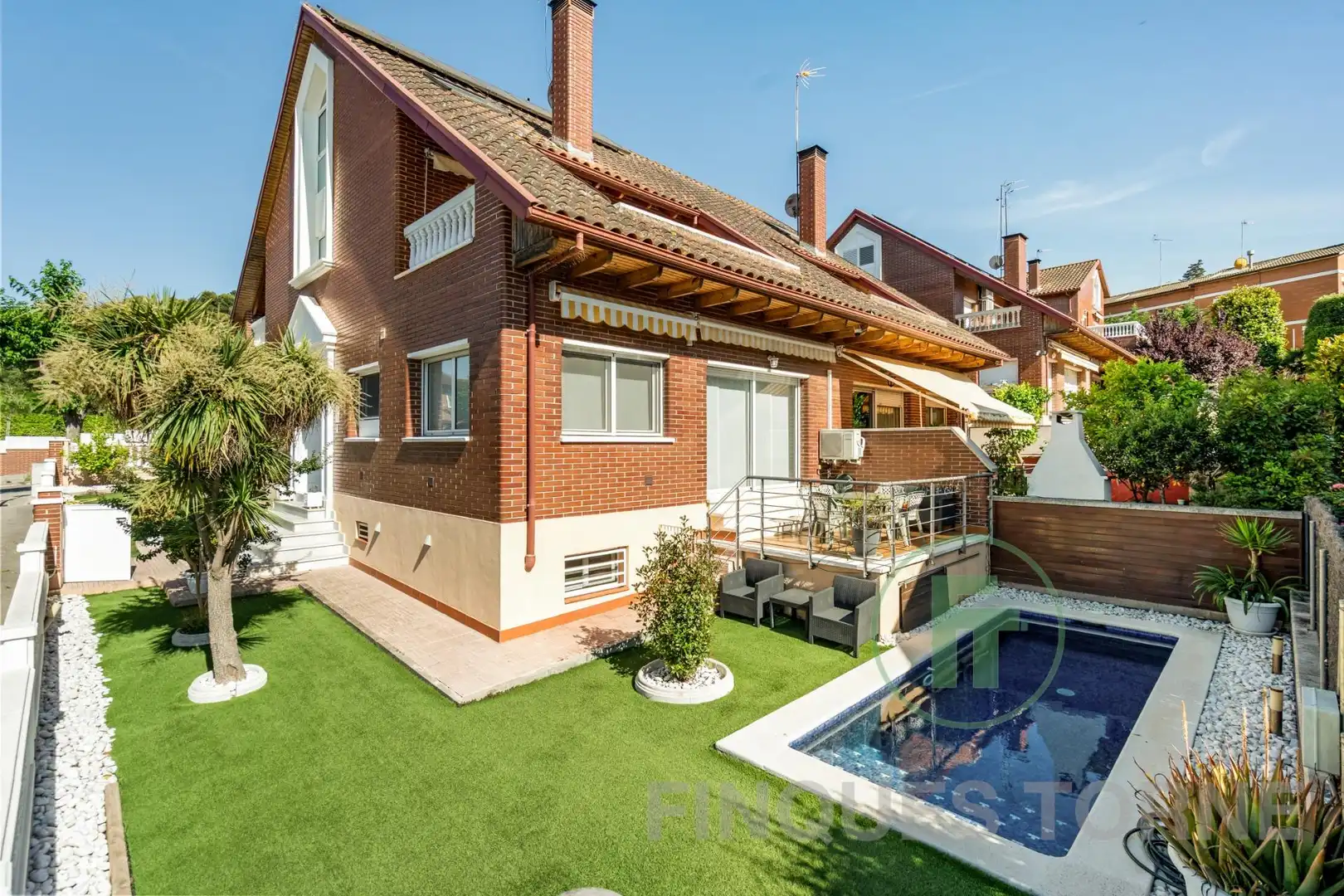 Vista exterior de Casa o xalet en venda en Montcada i Reixac amb Aire condicionat, Jardí privat i Parquet