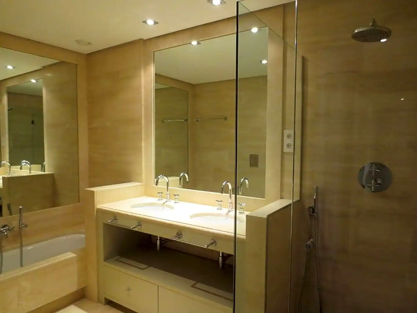 Baño de Planta baja de alquiler en Madrid con Aire acondicionado, Calefacción y Jardín privado