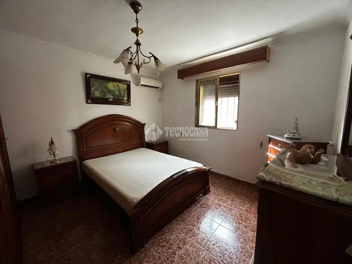 Dormitori de Casa adosada en venda en La Rinconada amb Aire condicionat i Calefacció