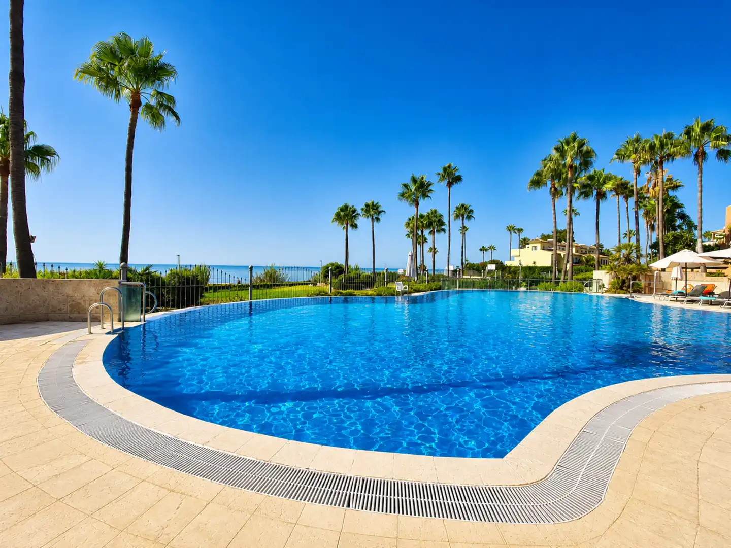 Piscina de Apartament en venda en Estepona amb Aire condicionat, Terrassa i Moblat