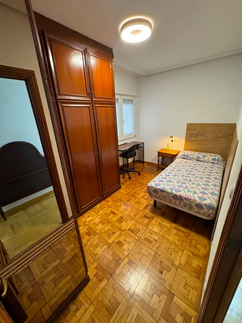 Schlafzimmer von Wohnung zur Miete in Oviedo  mit Heizung, Parkett und Möbliert
