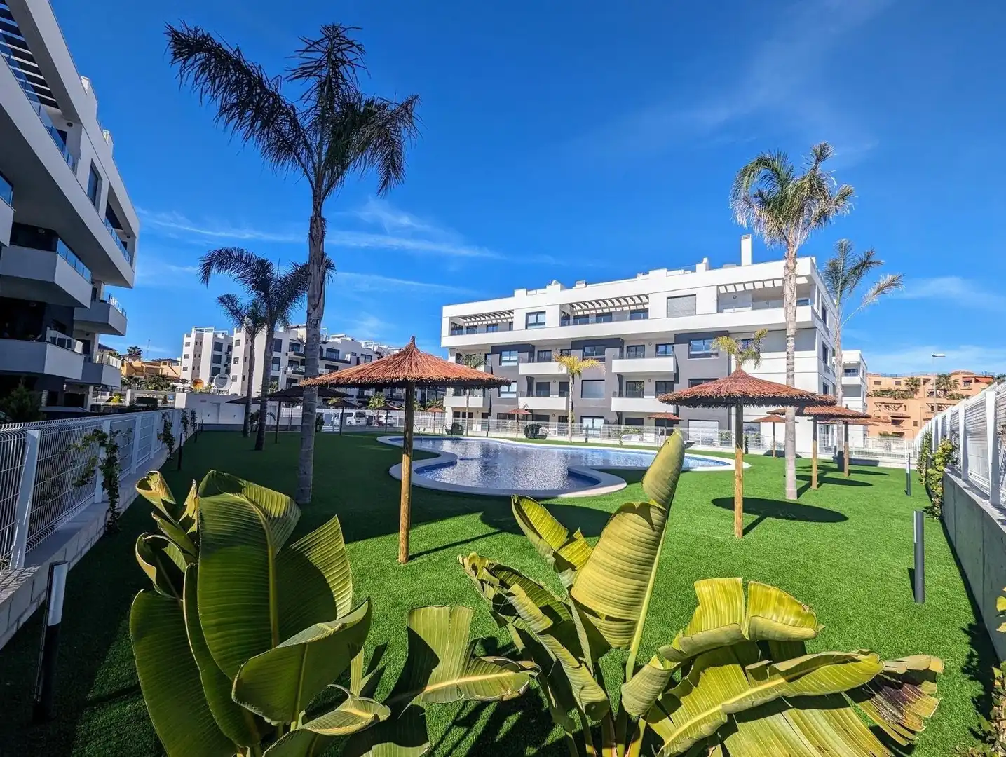 Vista exterior de Àtic en venda en Orihuela amb Aire condicionat, Jardí privat i Piscina
