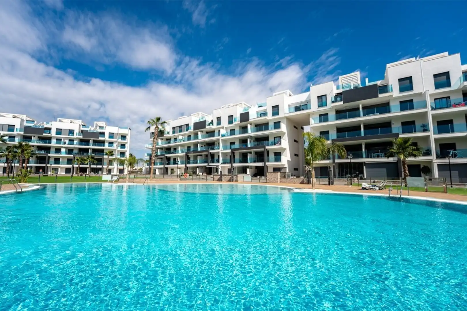 Flat with terrace for sale in El Raso