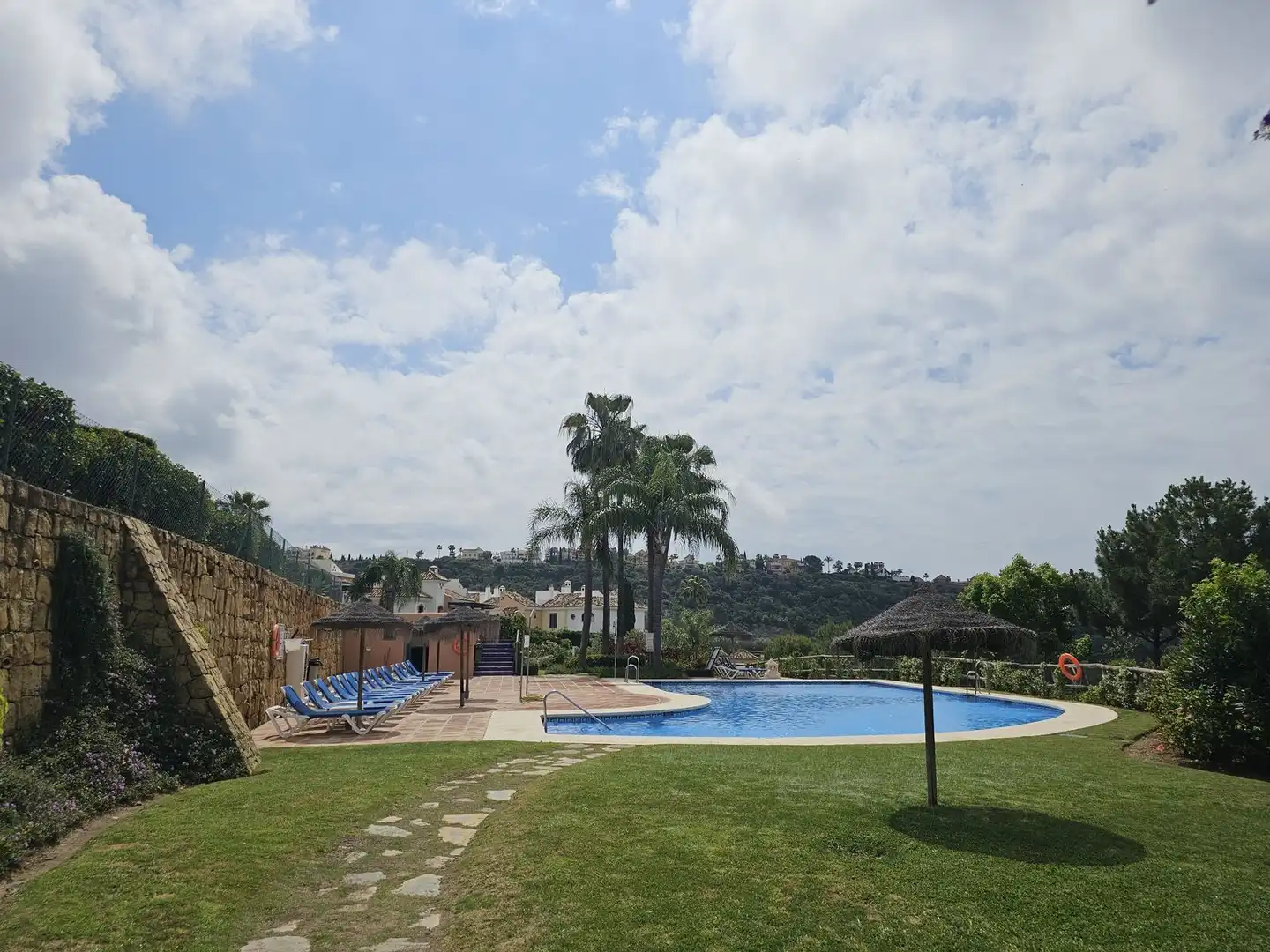 Jardí de Casa adosada en venda en Benahavís amb Aire condicionat, Jardí privat i Terrassa