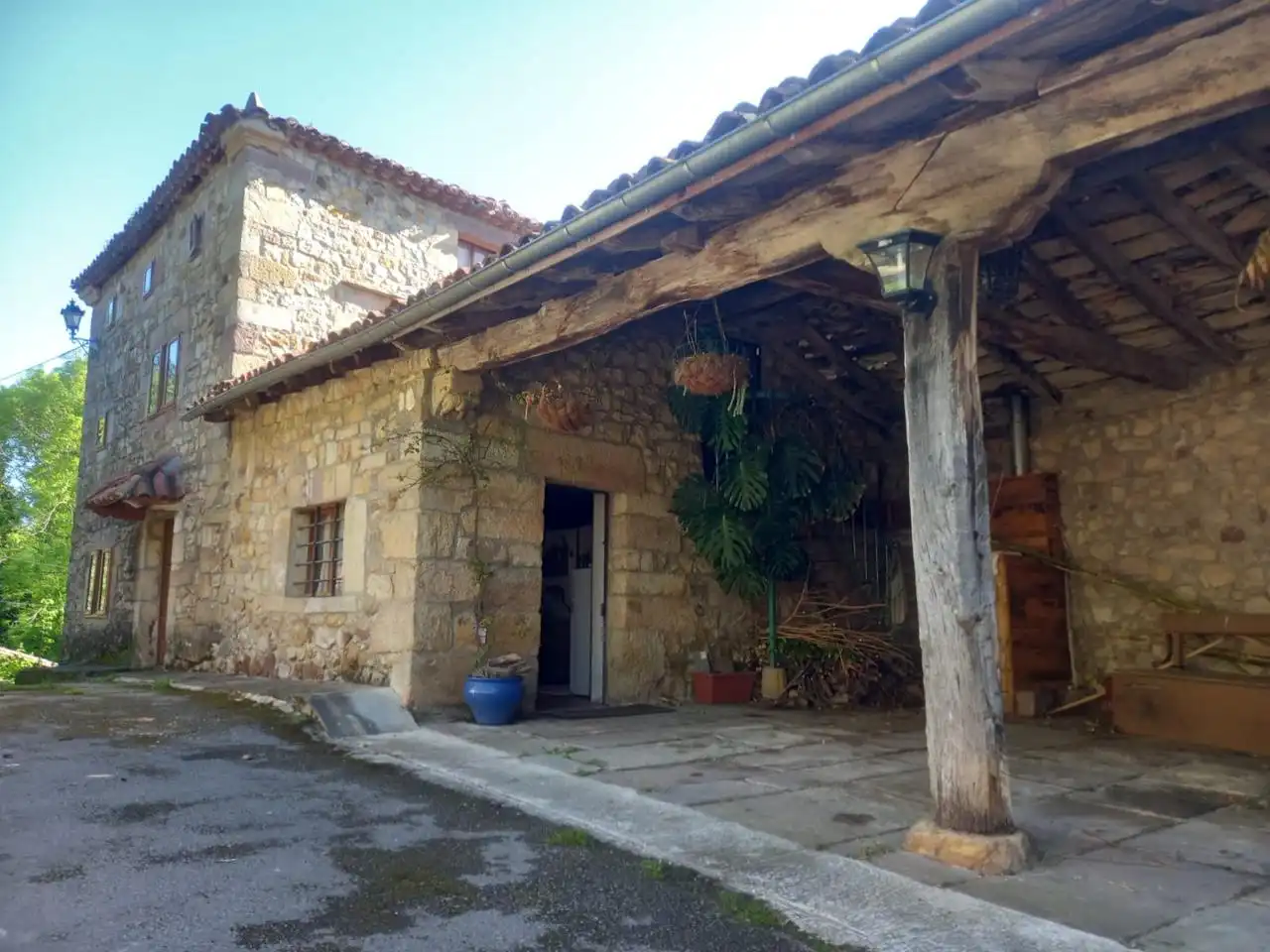 Vista exterior de Casa o chalet en venta en Corvera de Toranzo con Calefacción, Jardín privado y Parquet