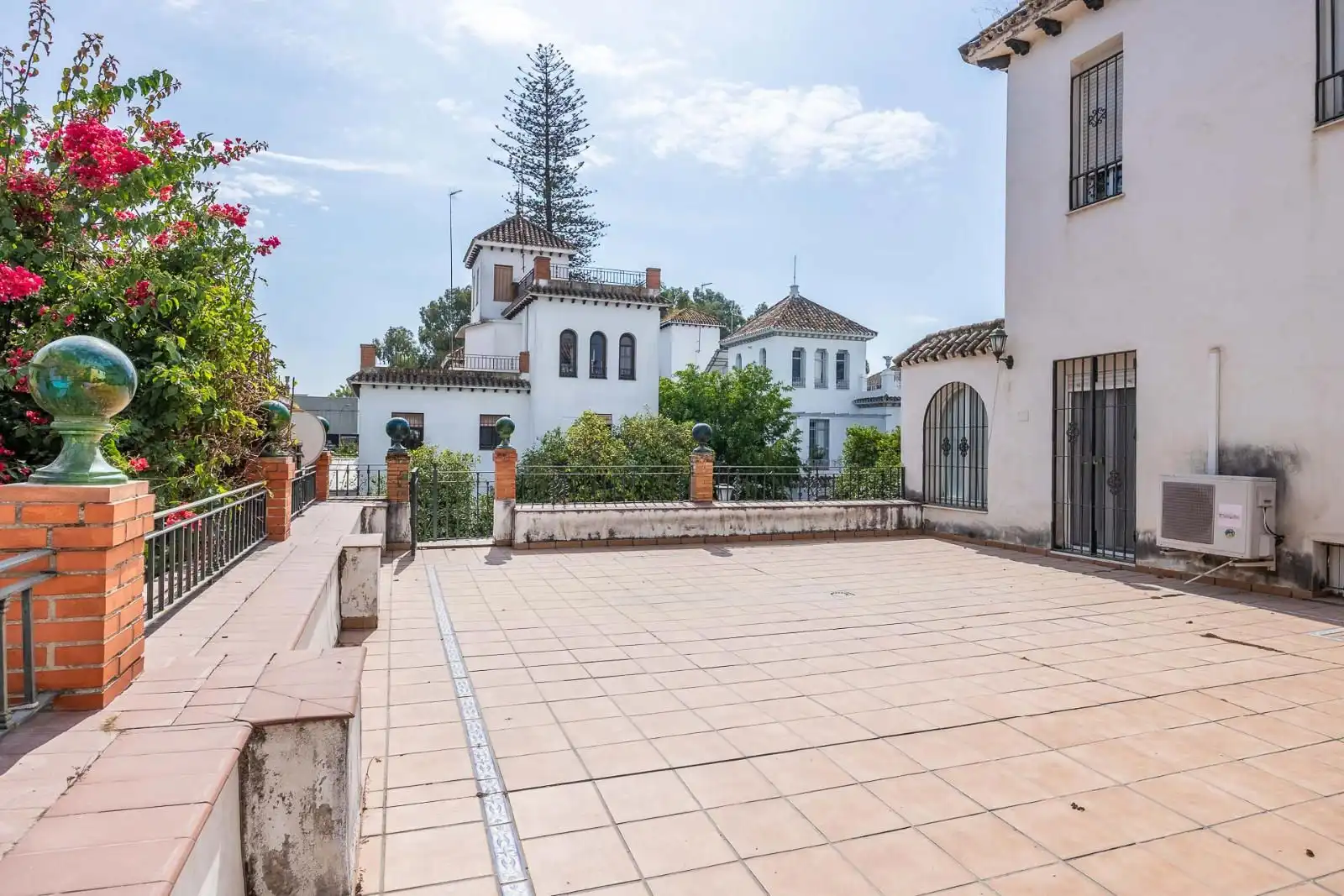 Vista exterior de Casa o xalet en venda en Sevilla amb Aire condicionat, Calefacció i Traster