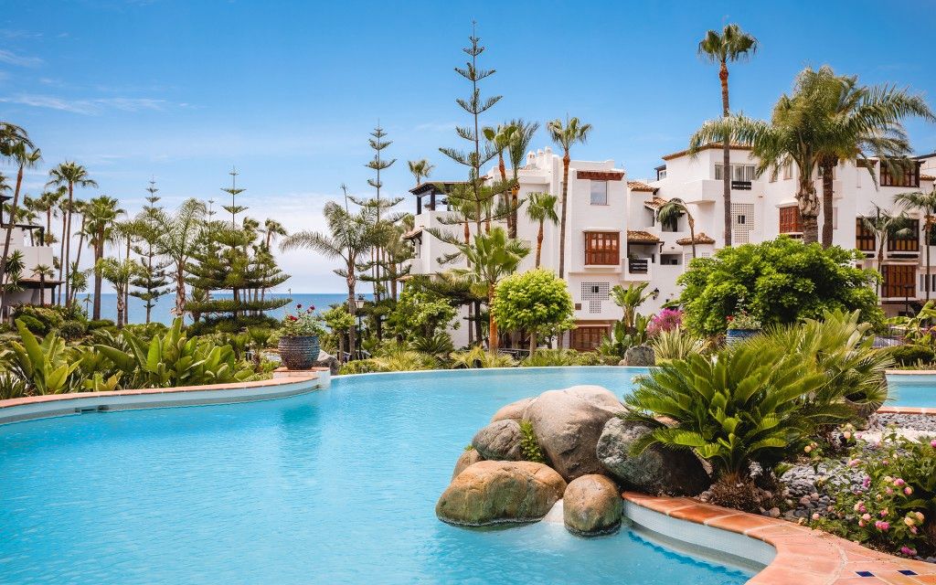 Vista exterior de Planta baixa en venda en Marbella amb Aire condicionat, Terrassa i Traster