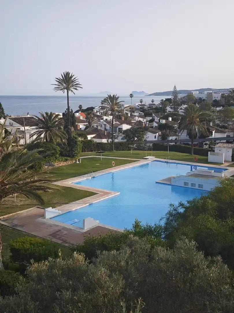 Piscina de Casa adosada en venda en Estepona Pueblo