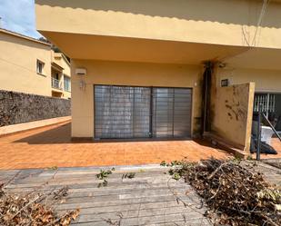 Vista exterior de Casa adosada en venda en Sitges amb Jardí privat, Terrassa i Balcó