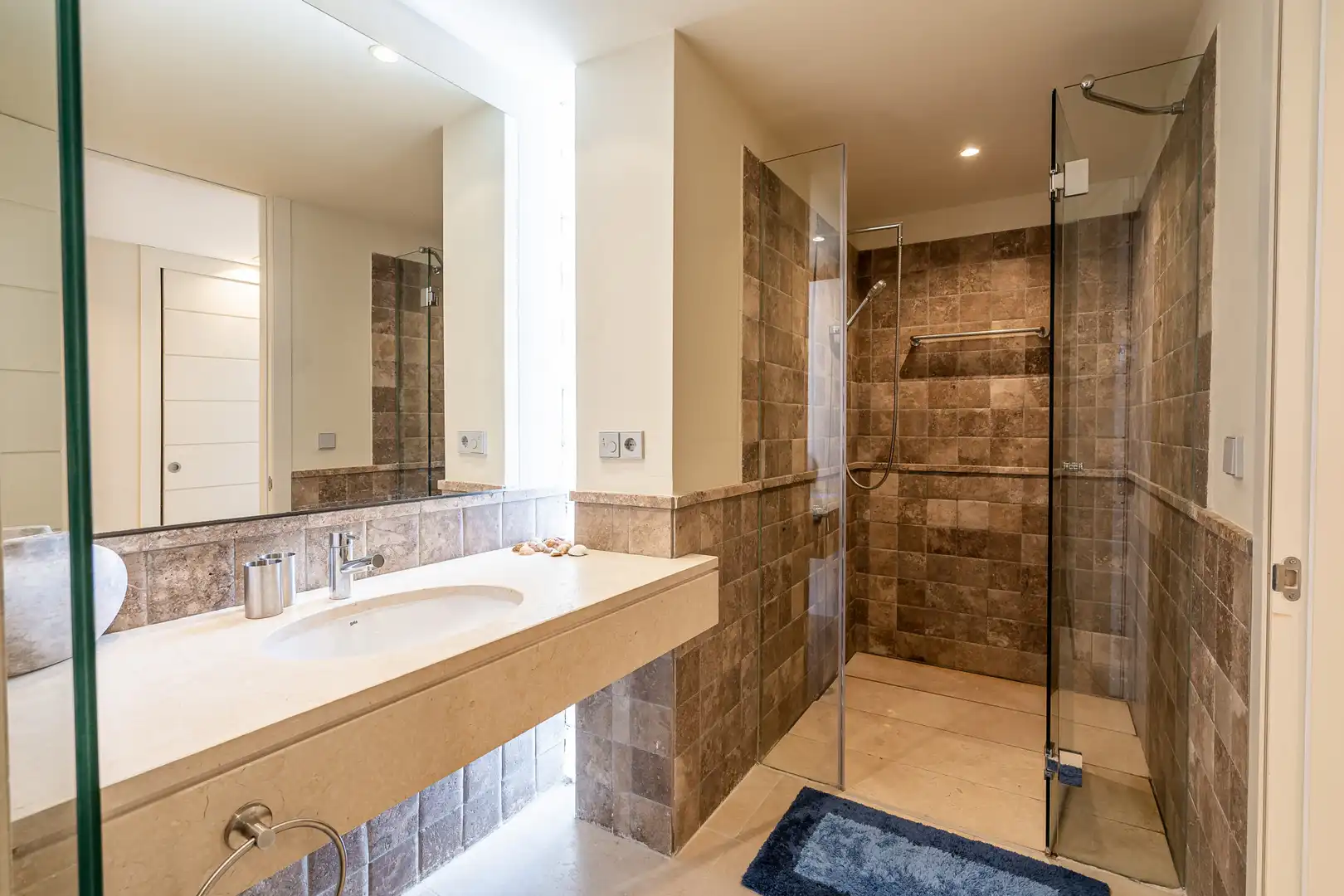 Bathroom of Attic for sale in Benahavís  with Air Conditioner, Terrace and Storage room