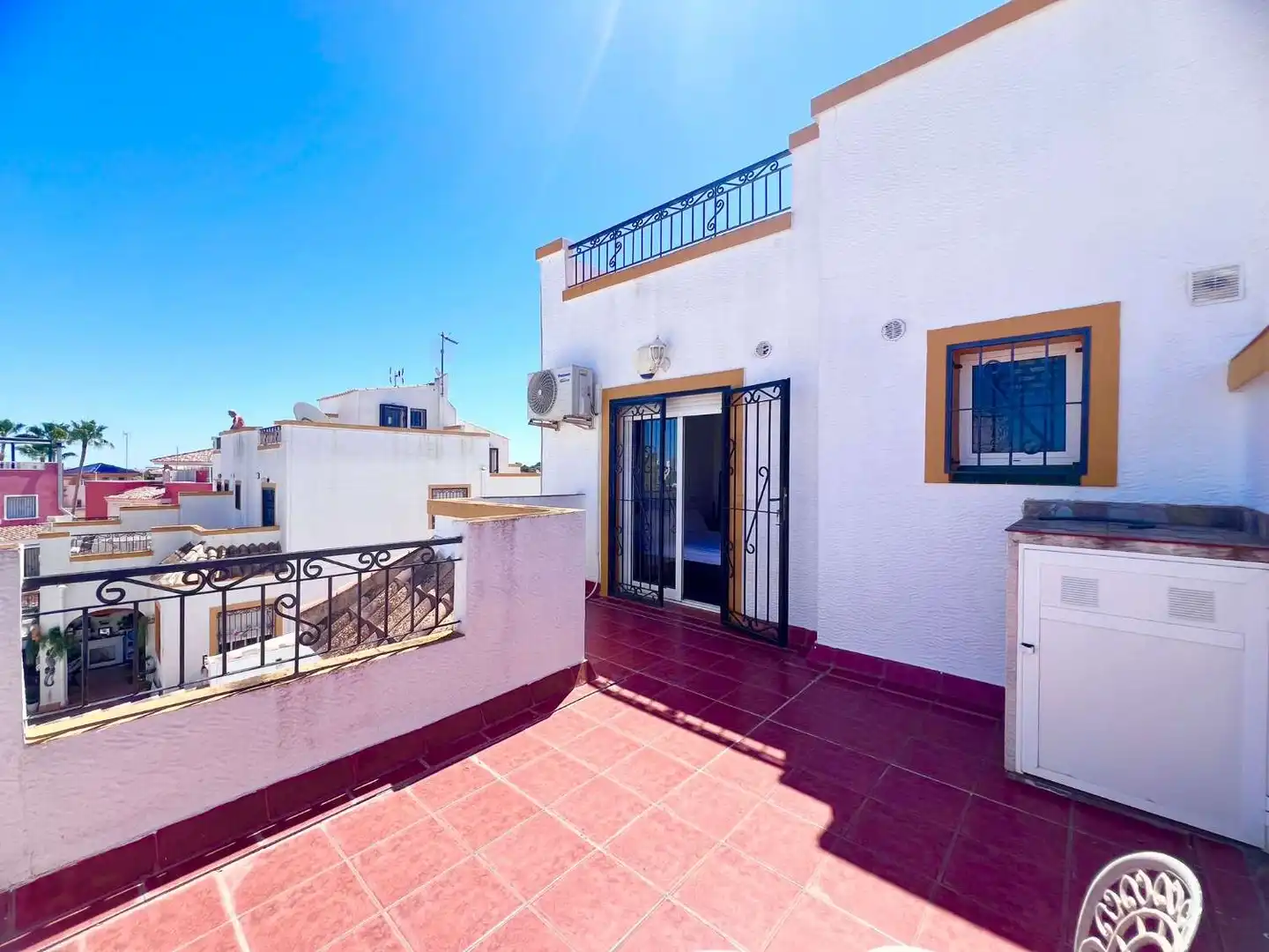 Terrasse von Einfamilien-Reihenhaus zum Verkauf in Torrevieja mit Klimaanlage, Terrasse und Schwimmbad