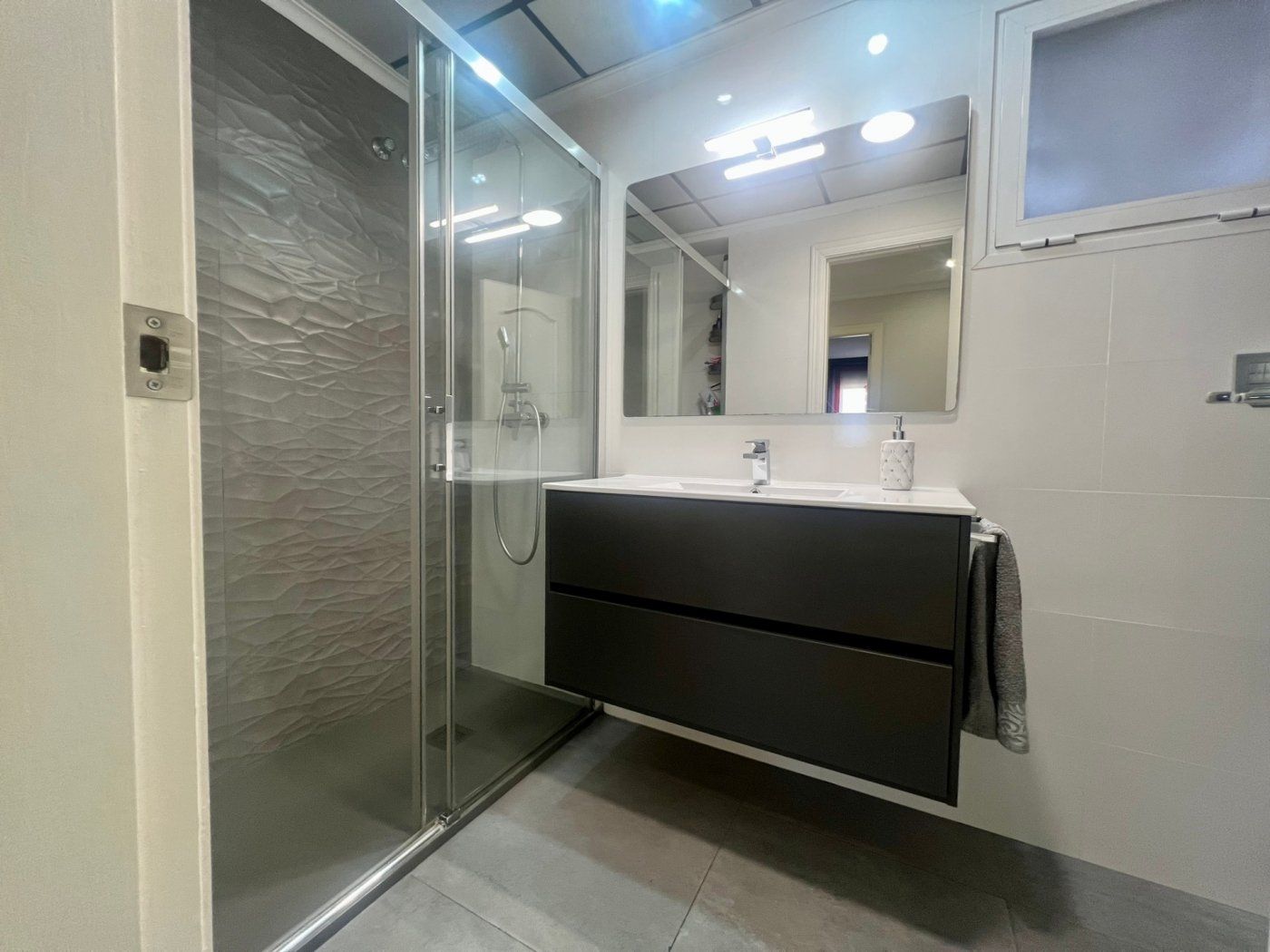 Badezimmer von Wohnung miete in Elche / Elx mit Klimaanlage, Balkon und Gemeinschaftspool