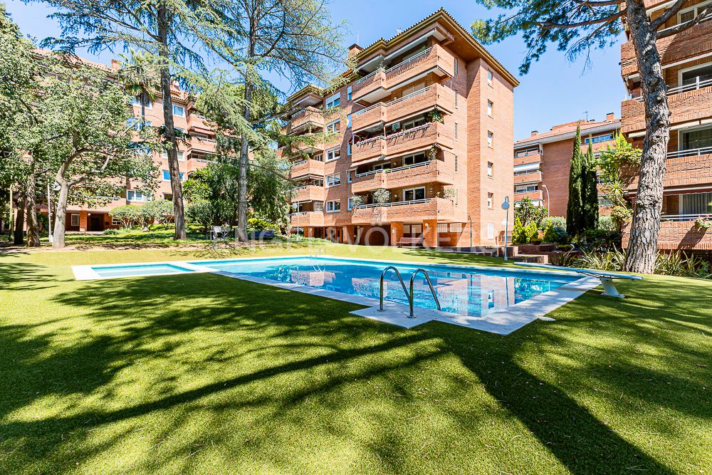 Piscina de Apartament en venda en  Barcelona Capital amb Aire condicionat, Calefacció i Parquet