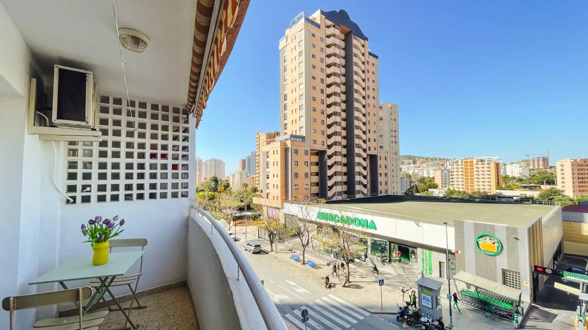 Vista exterior de Pis en venda en Benidorm amb Aire condicionat, Jardí privat i Terrassa