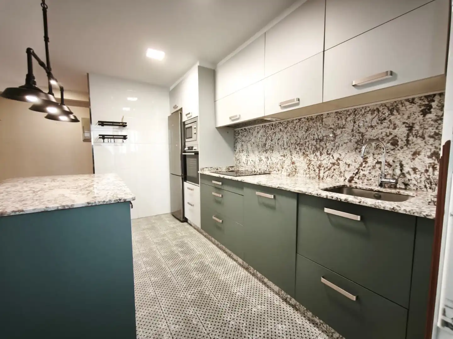 Cocina de Piso de alquiler en Vigo  con Calefacción, Parquet y Horno