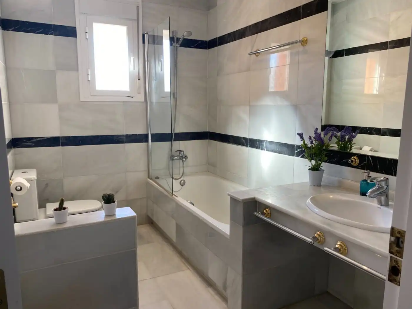 Bany de Casa o xalet de lloguer en Sotogrande amb Aire condicionat, Calefacció i Jardí privat