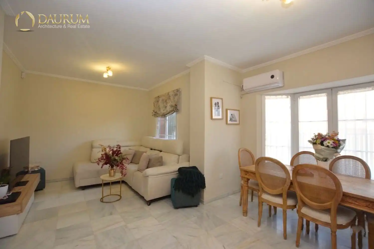 Sala d'estar de Casa adosada en venda en Espartinas amb Aire condicionat, Calefacció i Jardí privat