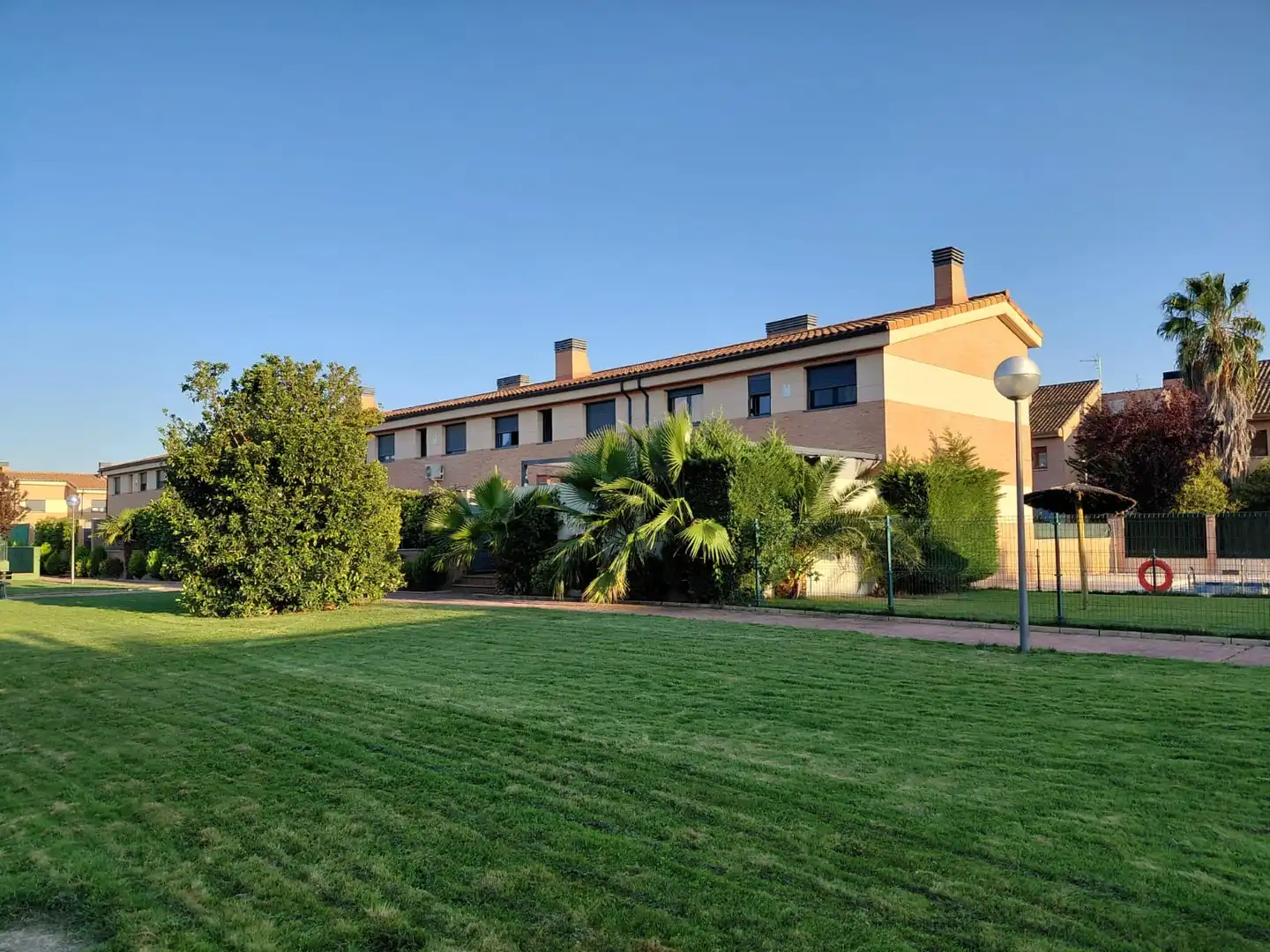 Vista exterior de Casa o xalet en venda en Navalcarnero amb Calefacció, Jardí privat i Piscina comunitària