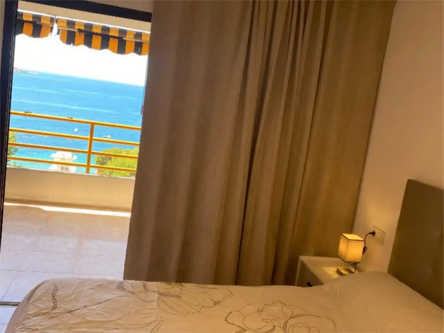 Dormitori de Apartament de lloguer en Benidorm amb Piscina i Balcó