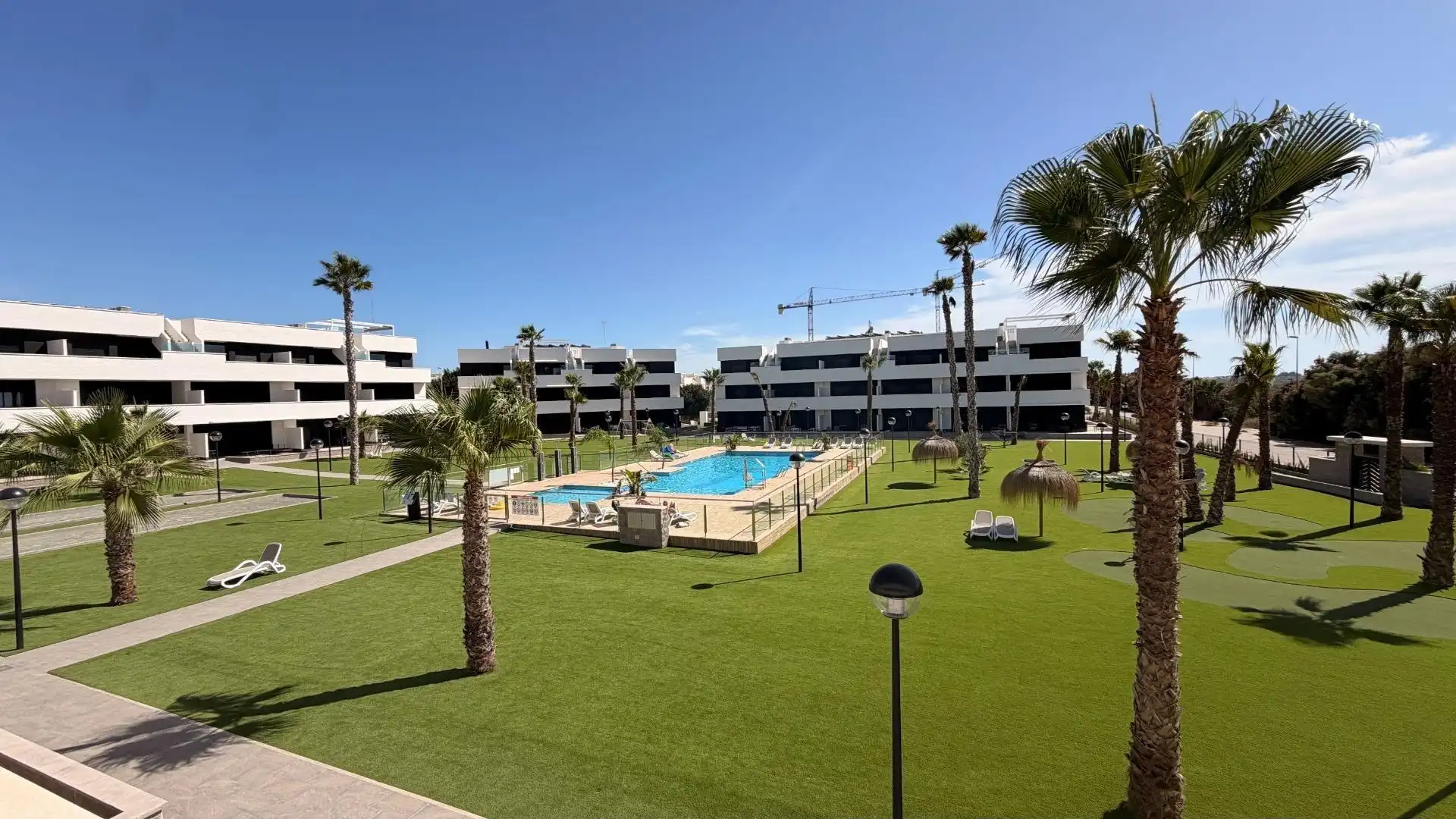 Apartment with pool for sale in El Raso