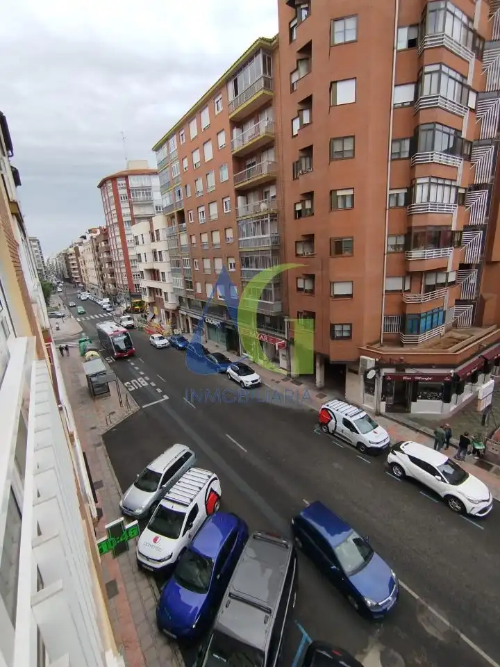 Außenansicht von Wohnung zum Verkauf in León Capital  mit Heizung, Parkett und Abstellraum
