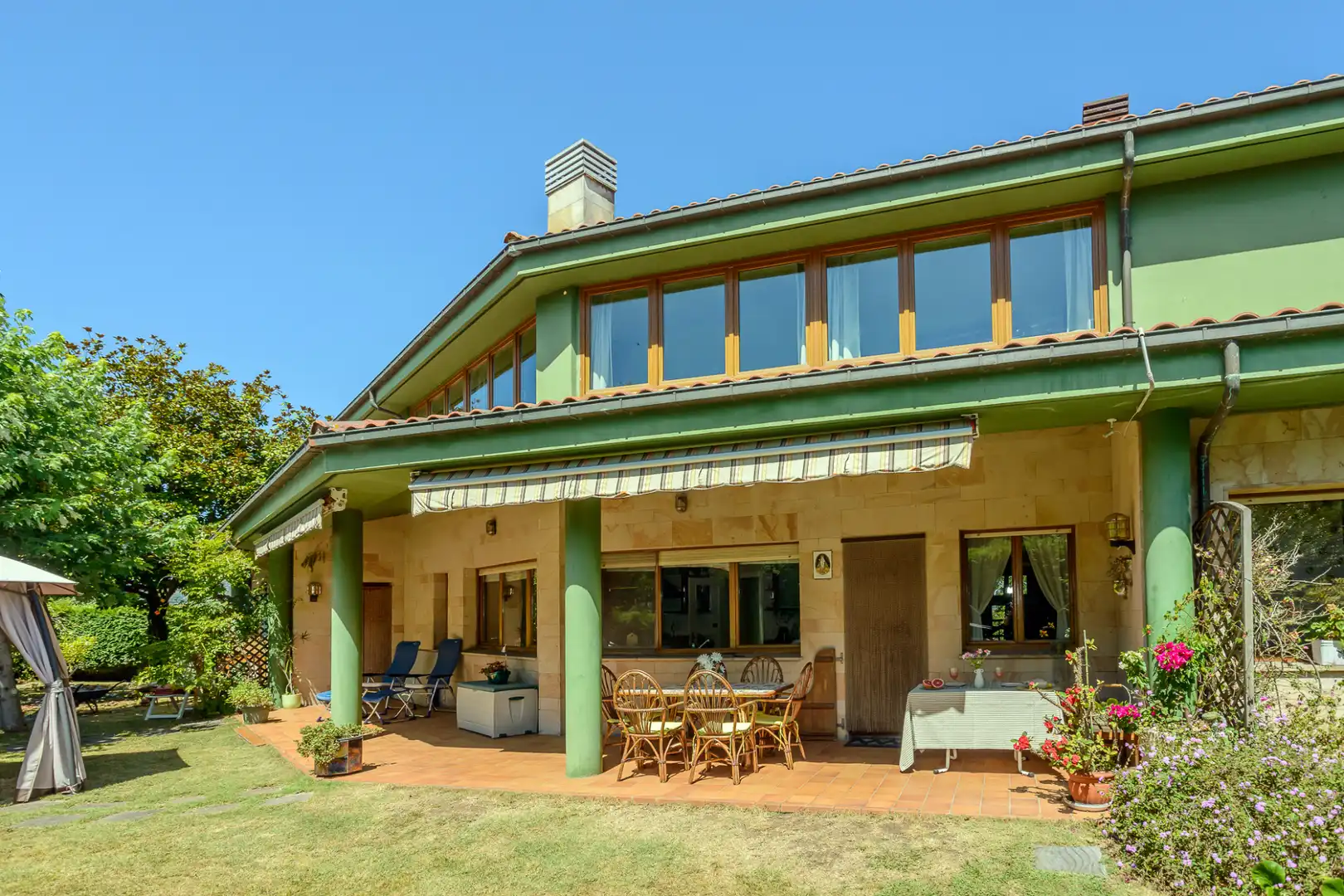 Vista exterior de Casa o chalet en venta en Oviedo  con Calefacción, Jardín privado y Parquet