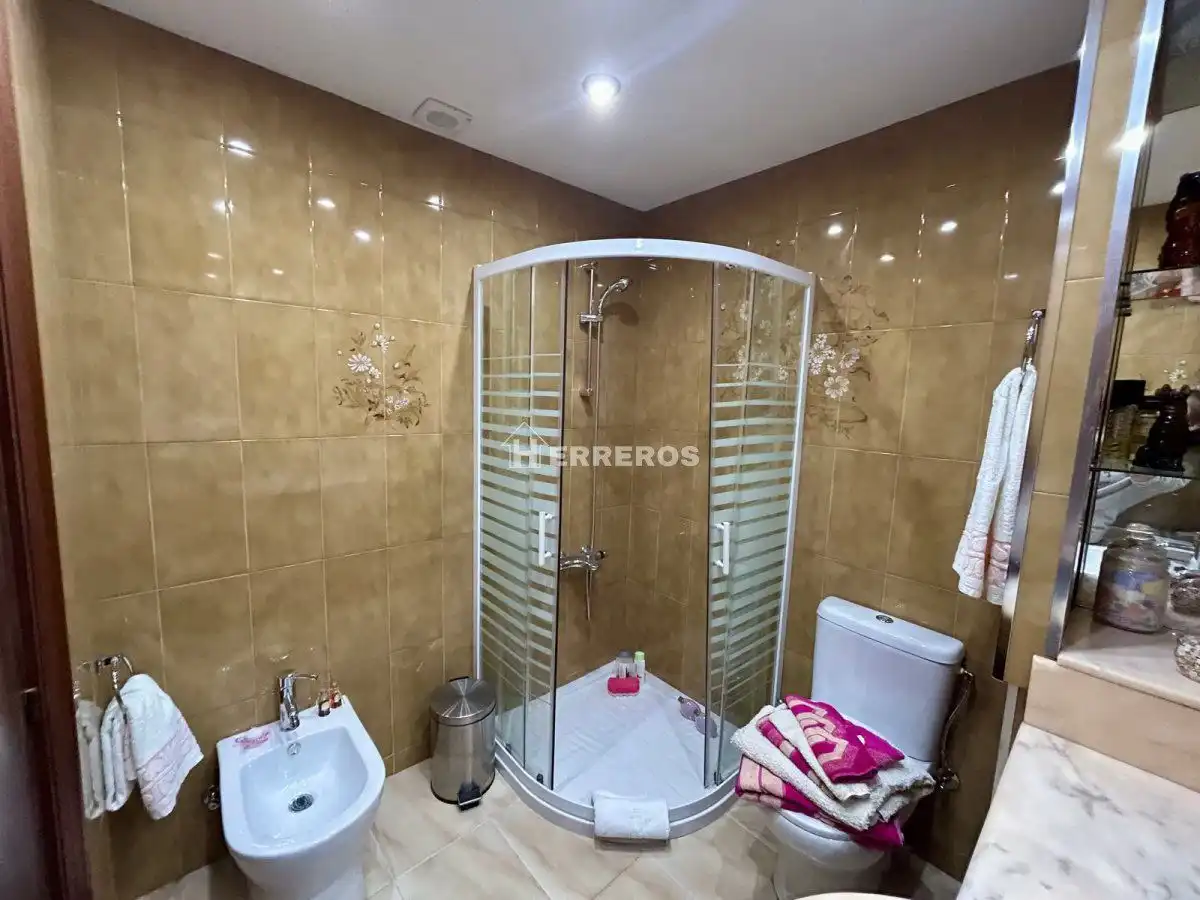Baño de Casa adosada en venta en Baños de Río Tobía con Aire acondicionado, Calefacción y Parquet