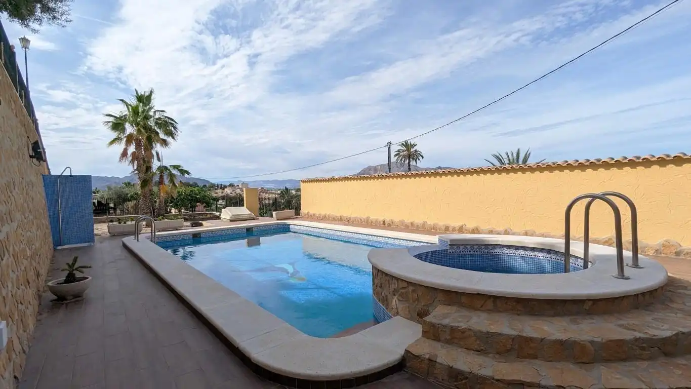 Piscina de Casa o xalet en venda en Orihuela amb Aire condicionat, Calefacció i Terrassa