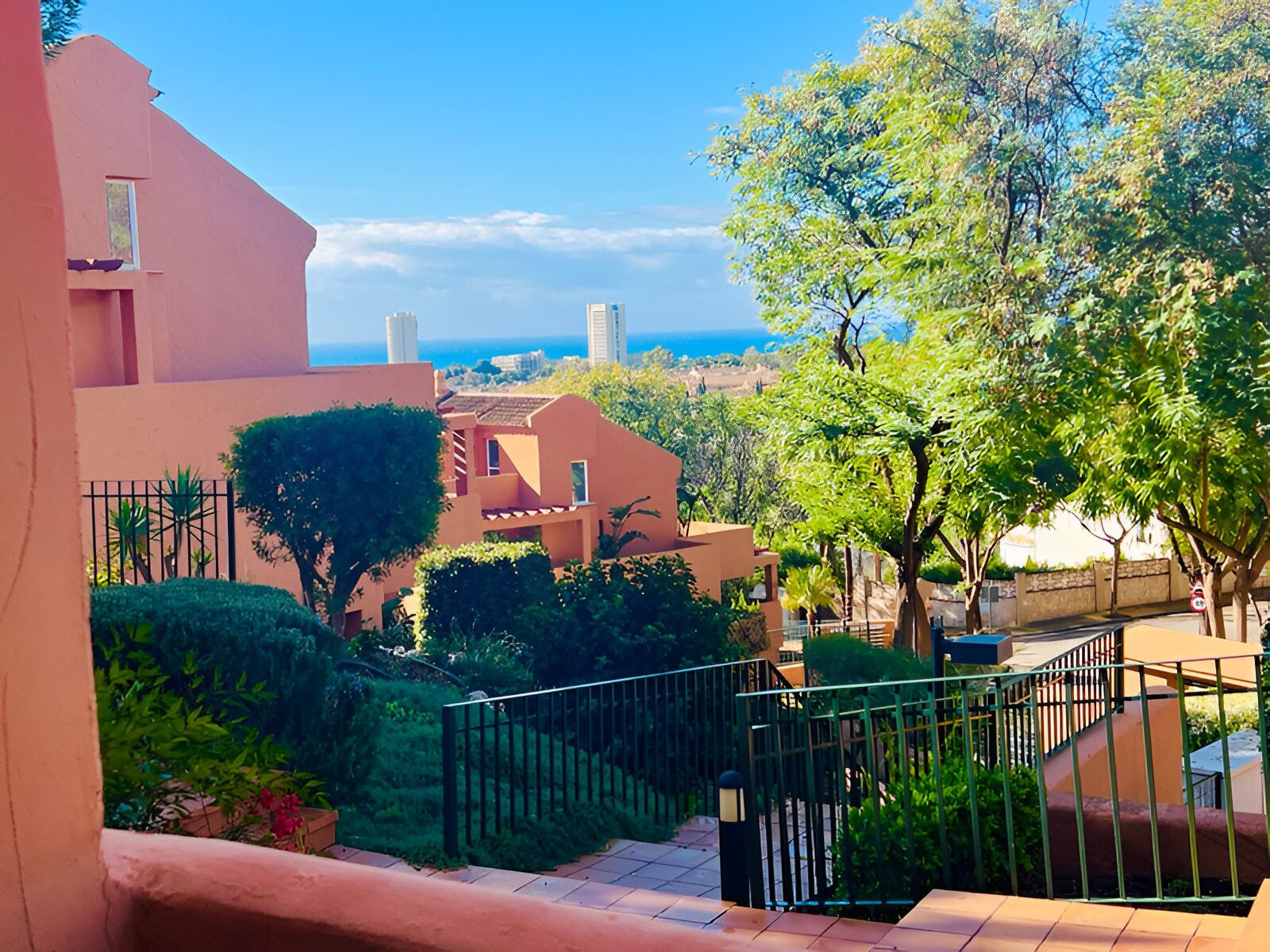 Vista exterior de Planta baixa en venda en Marbella amb Aire condicionat, Terrassa i Traster
