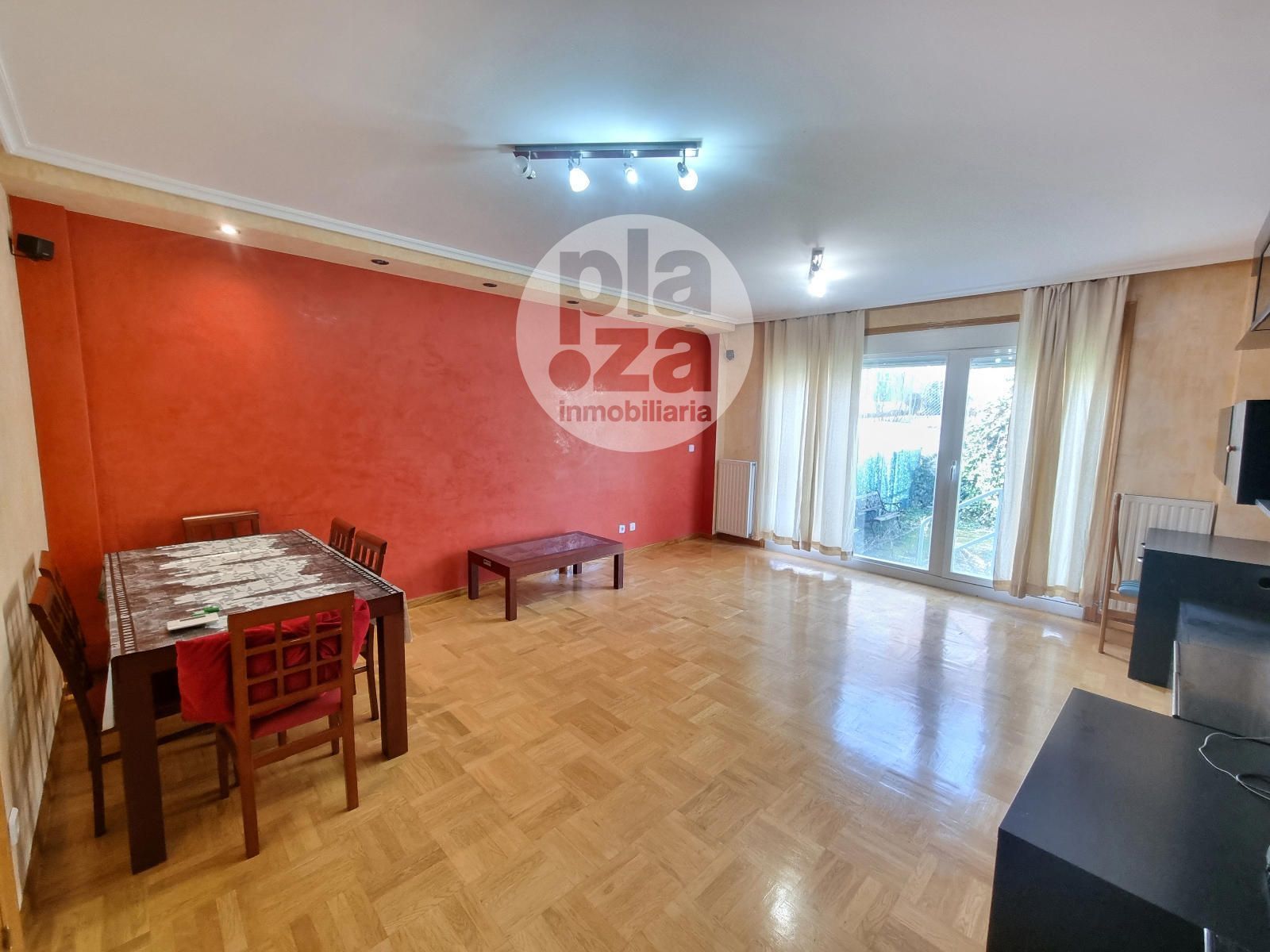 Sala d'estar de Casa adosada en venda en Burgos Capital amb Calefacció i Jardí privat