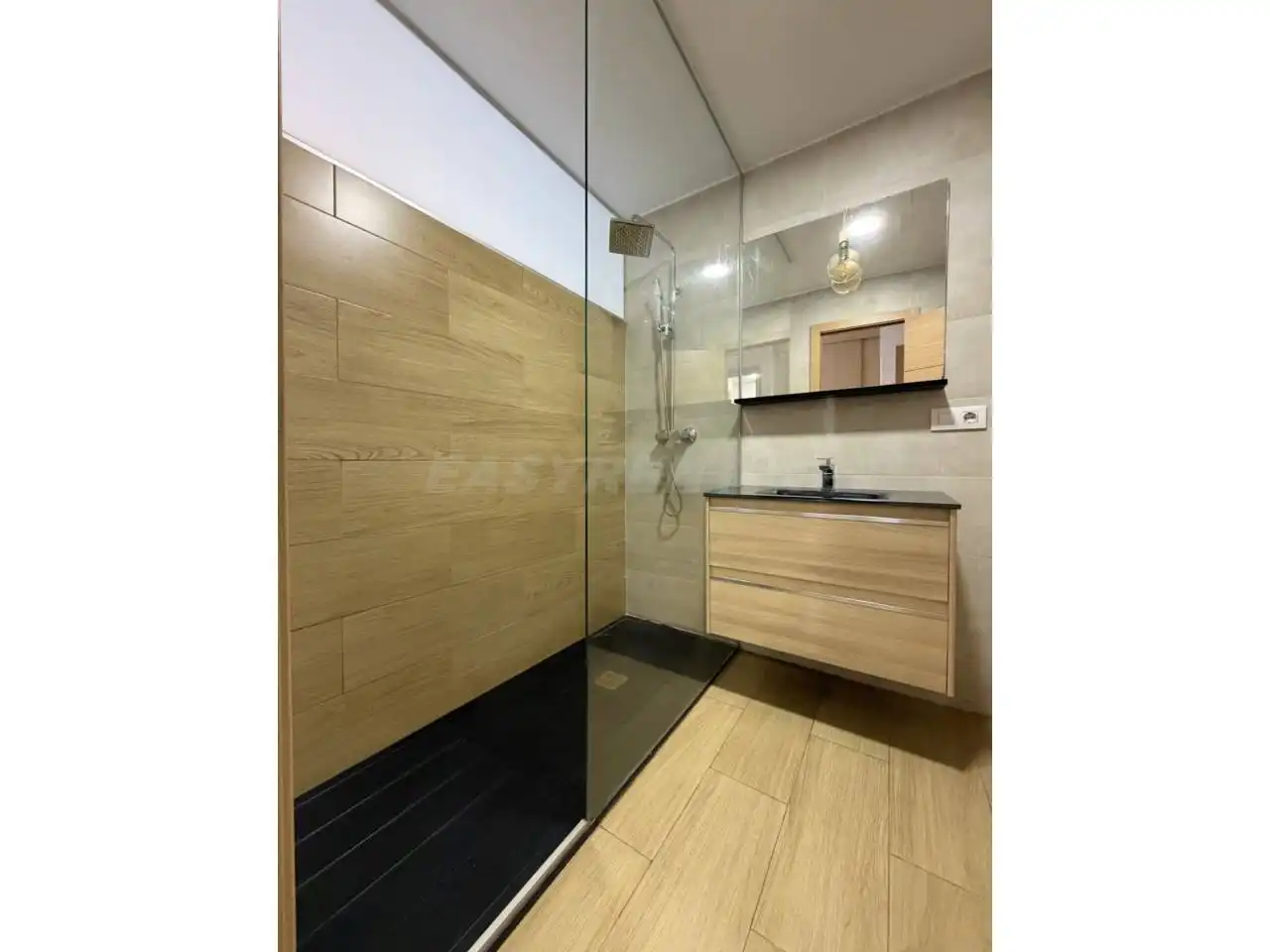 Baño de Piso en venta en La Línea de la Concepción con Terraza, Amueblado y Alarma