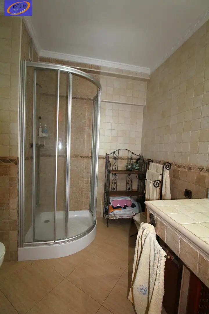 Bany de Apartament de lloguer en La Pobla de Farnals amb Jardí privat, Moblat i Piscina comunitària