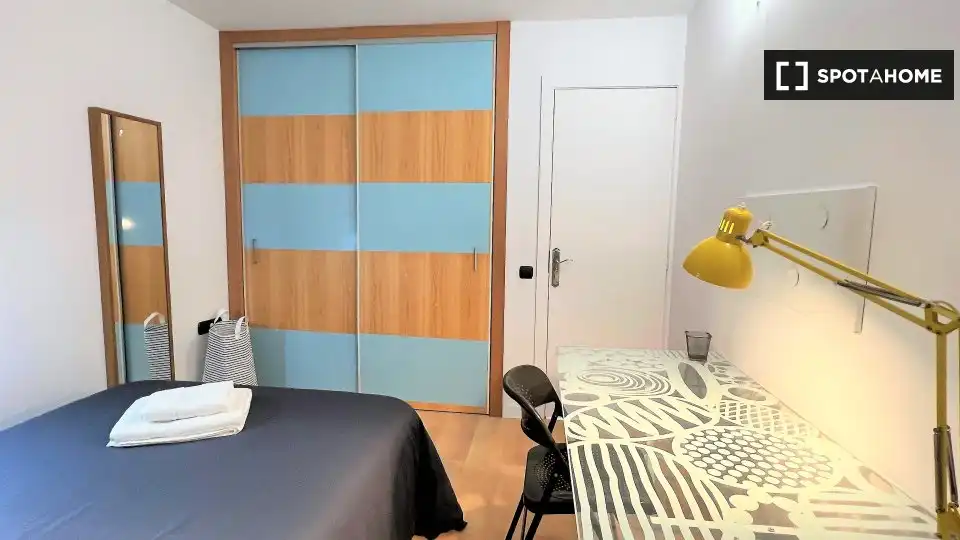 Bedroom of Flat for share in Barcelona  with Air Conditioner, Heating and Furnished