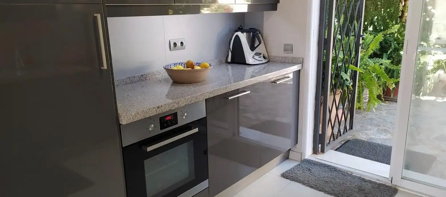 Cuina de Casa o xalet en venda en L'Alfàs del Pi amb Jardí privat