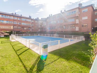 Schwimmbecken von Wohnung zum verkauf in Boadilla del Monte mit Klimaanlage und Terrasse