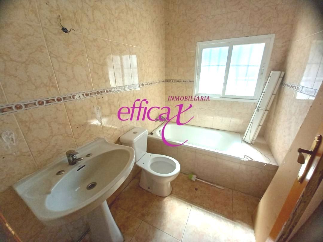 Bathroom of House or chalet for sale in La Puebla de Montalbán