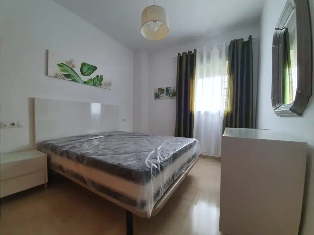 Schlafzimmer von Wohnung zum Verkauf in La Línea de la Concepción mit Möbliert, Ofen und Mikrowelle