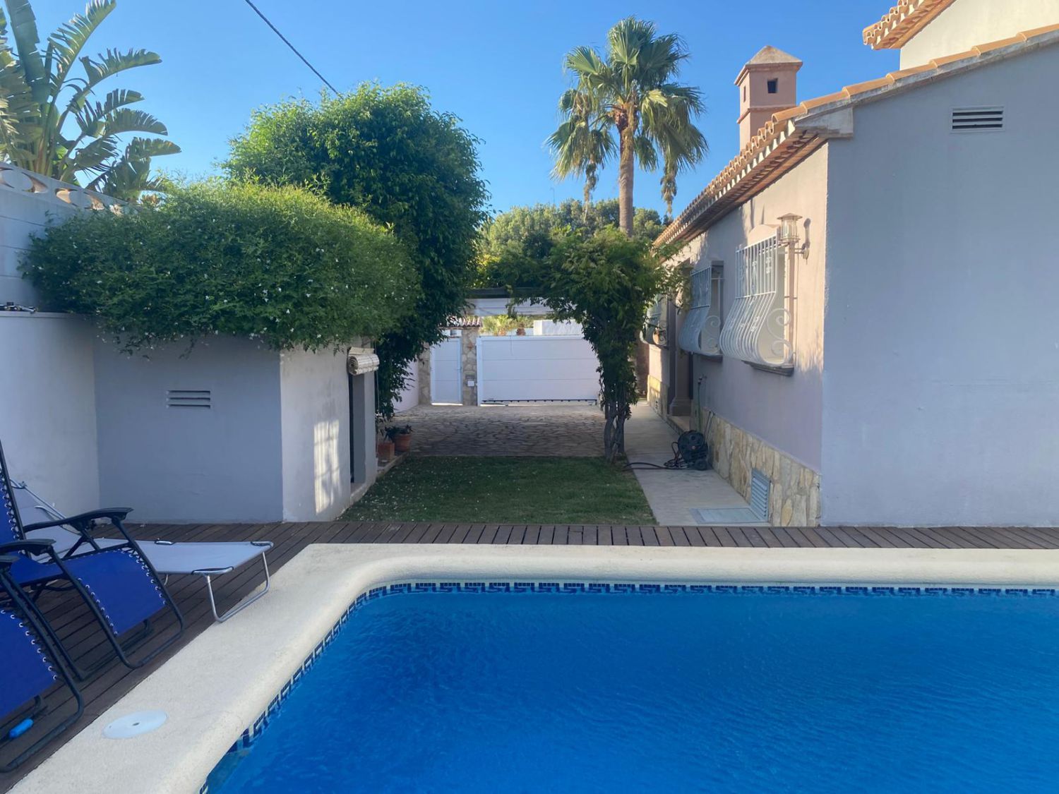 Vista exterior de Casa o xalet de lloguer en Dénia amb Aire condicionat, Terrassa i Piscina
