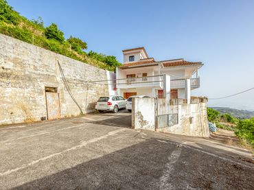 Detached house with balcony for sale in Camino La Jurada 1