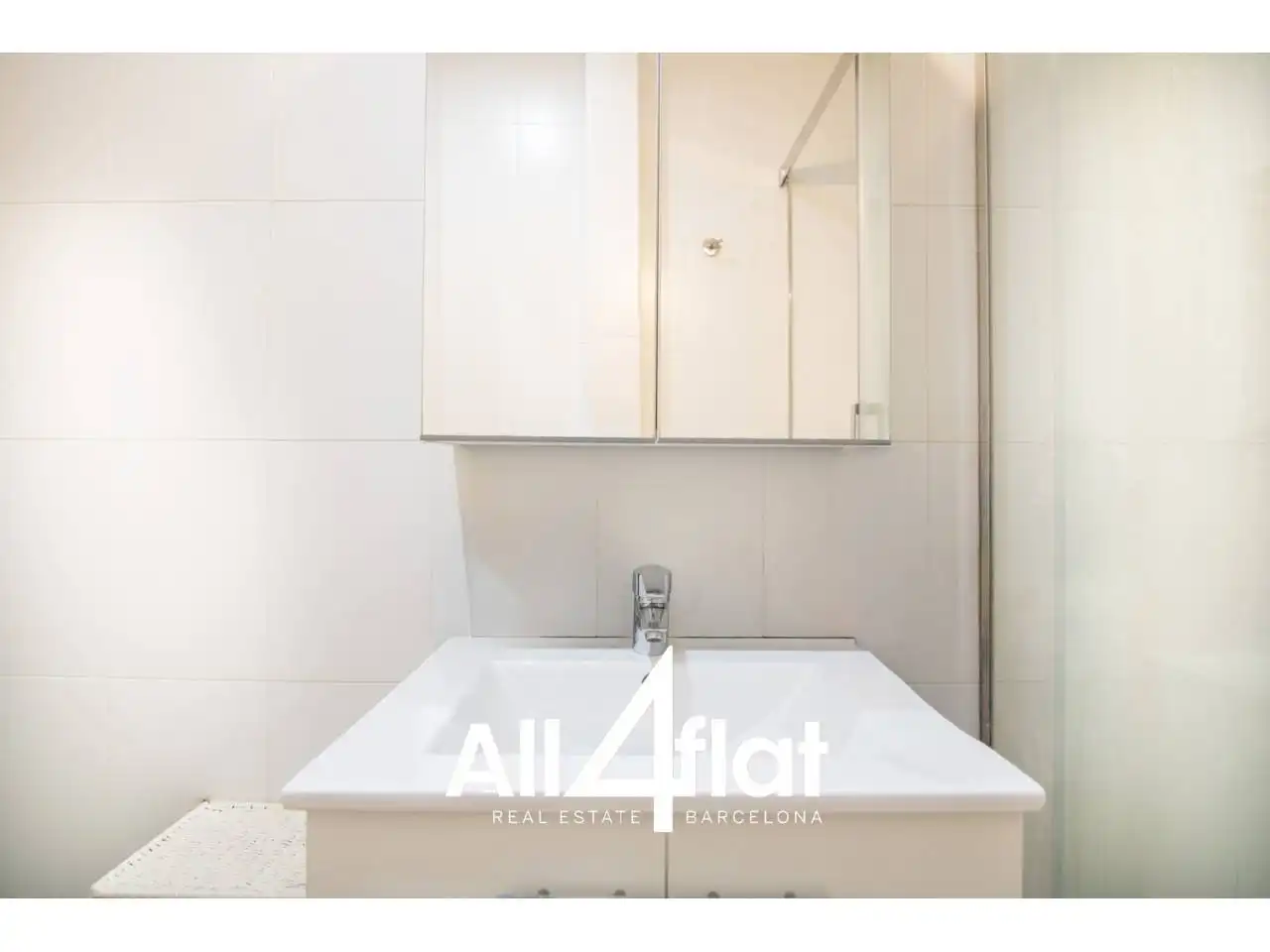 Bathroom of Flat for sale in Barcelona  with Air Conditioner, Furnished and Balcony