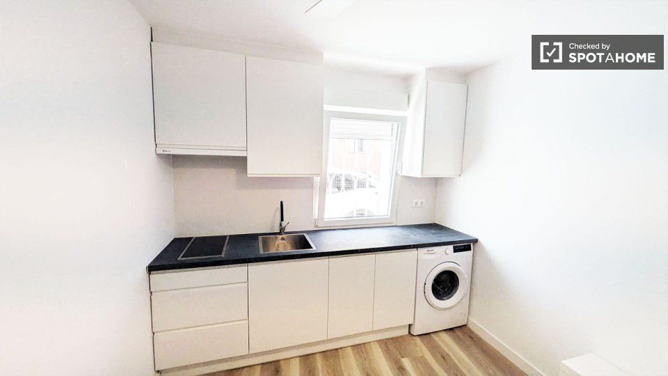 Kitchen of Flat to rent in  Madrid Capital  with Air Conditioner, Heating and Furnished