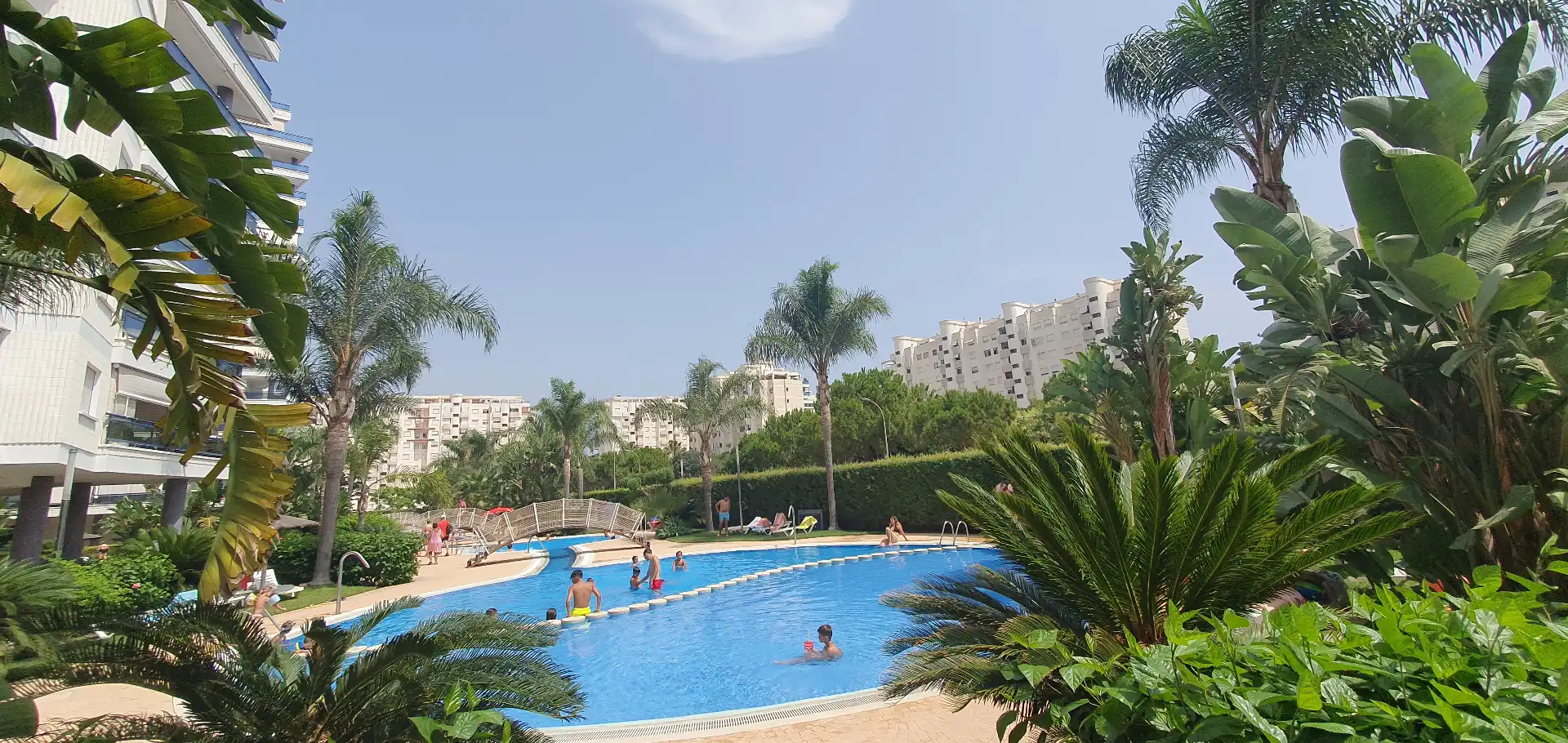 Piscina de Apartament de lloguer en Gandia amb Aire condicionat, Calefacció i Jardí privat