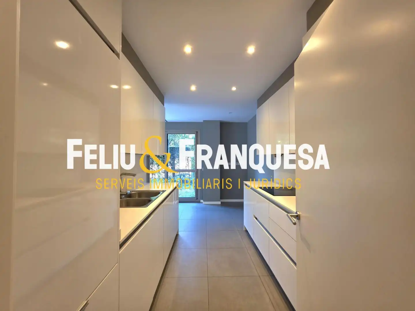 Cocina de Piso en venta en Sant Cugat del Vallès con Calefacción, Jardín privado y Terraza
