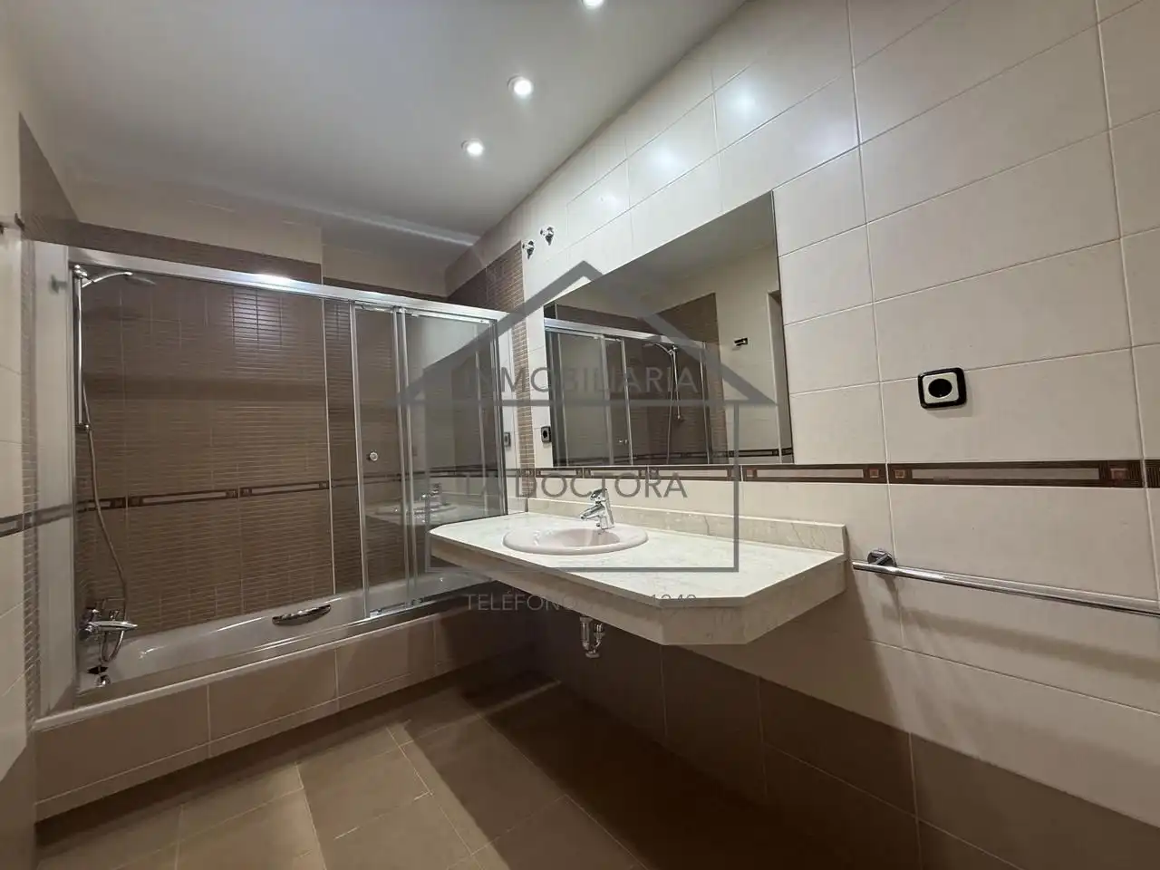 Badezimmer von Einfamilien-Reihenhaus zur Miete in Navalcarnero mit Heizung, Privatgarten und Terrasse