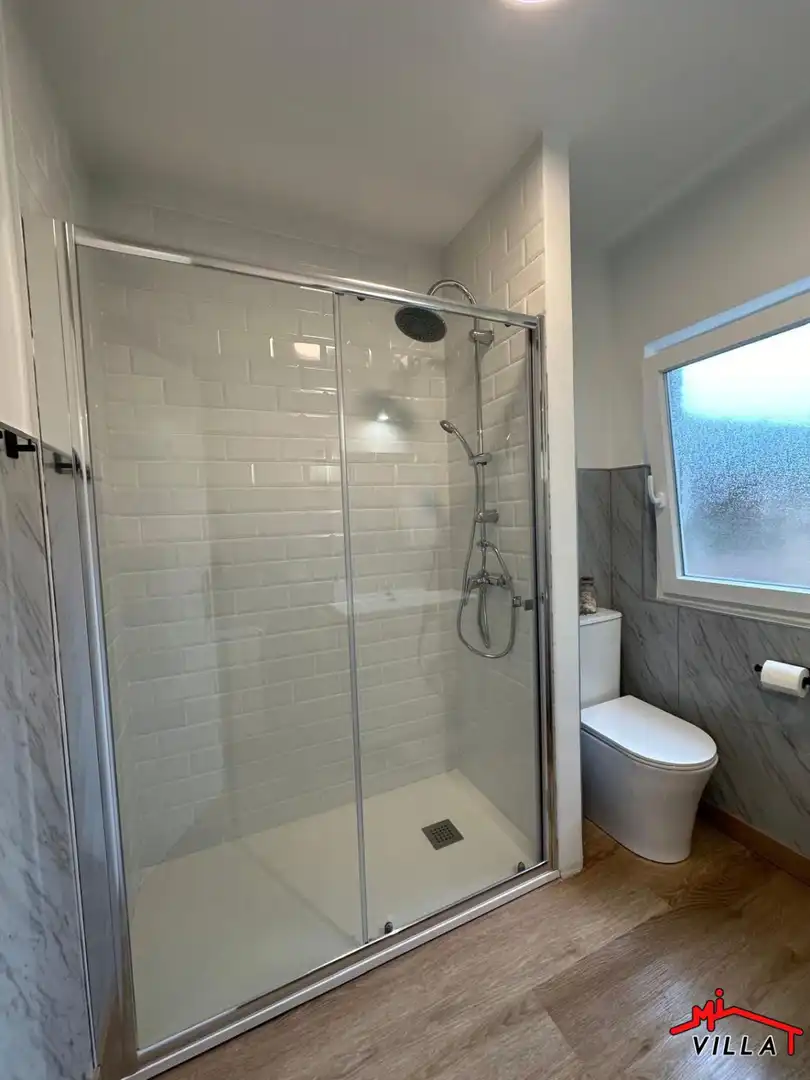 Badezimmer von Wohnung zum Verkauf in Laredo mit Heizung und Parkett